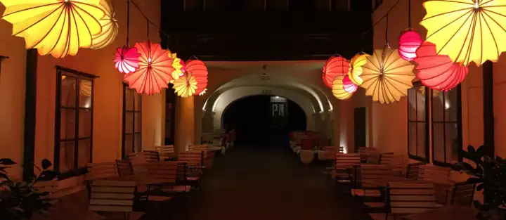 Terrasse en plein air, lampions allumés à la nuit tombée