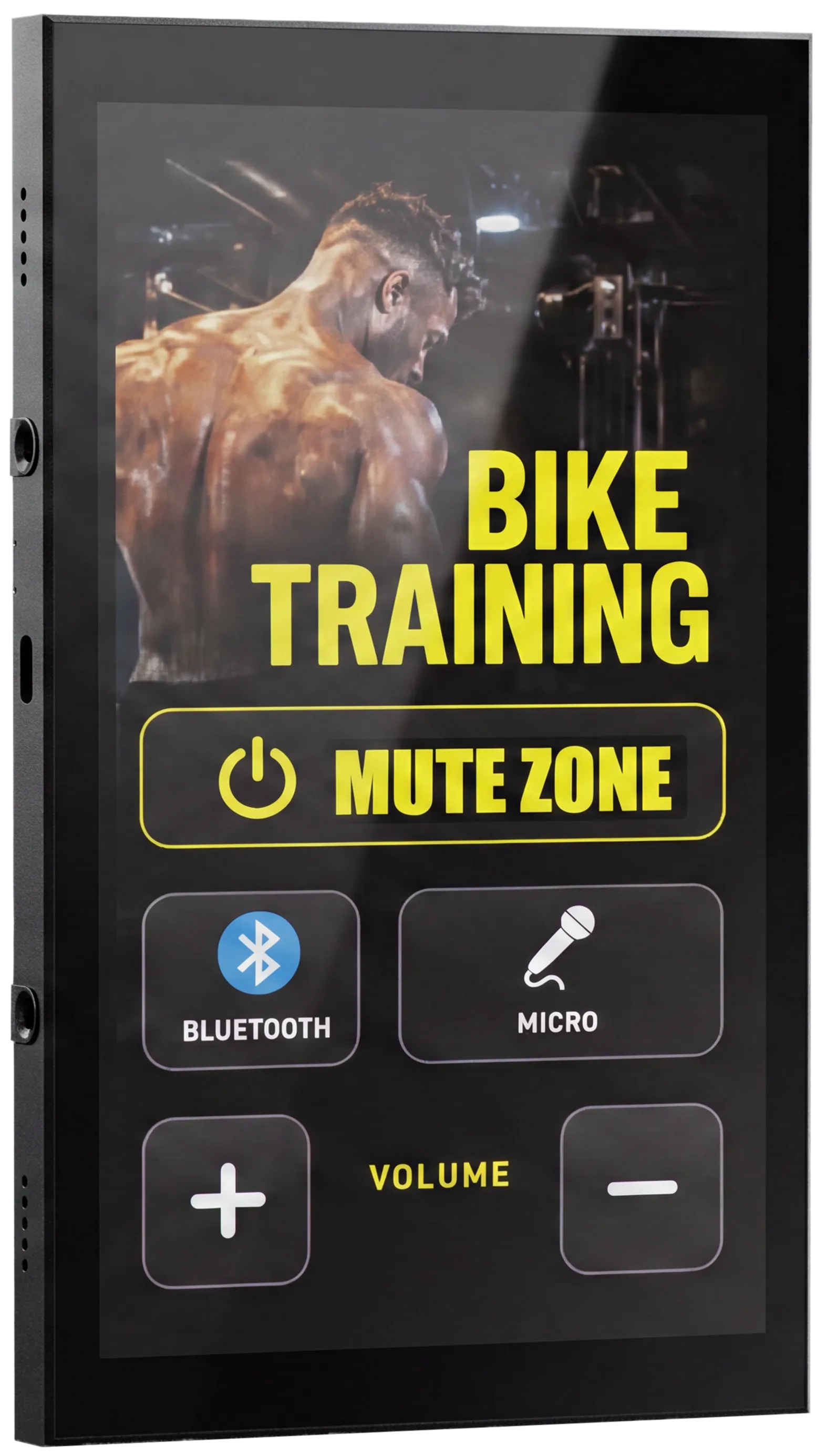 Tablette murale Nexus5 affichant l’interface AmiControl de la salle Bike Training&nbsp;: visuel d’ambiance, bouton Mute zone, sources Bluetooth et Micro, réglage de volume — le tout en jaune, aux couleurs de la zone